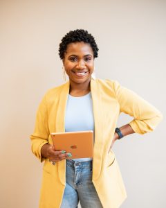 Femme micro-entrepreneur avec un Ipad dans les mains