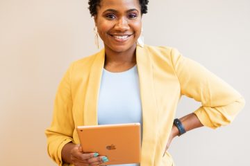 Femme micro-entrepreneur avec un Ipad dans les mains